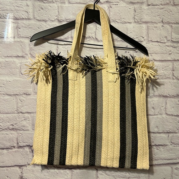 BTB LOS ANGELES FRINGE STRAW TOTE BAG - Picture 2 of 7